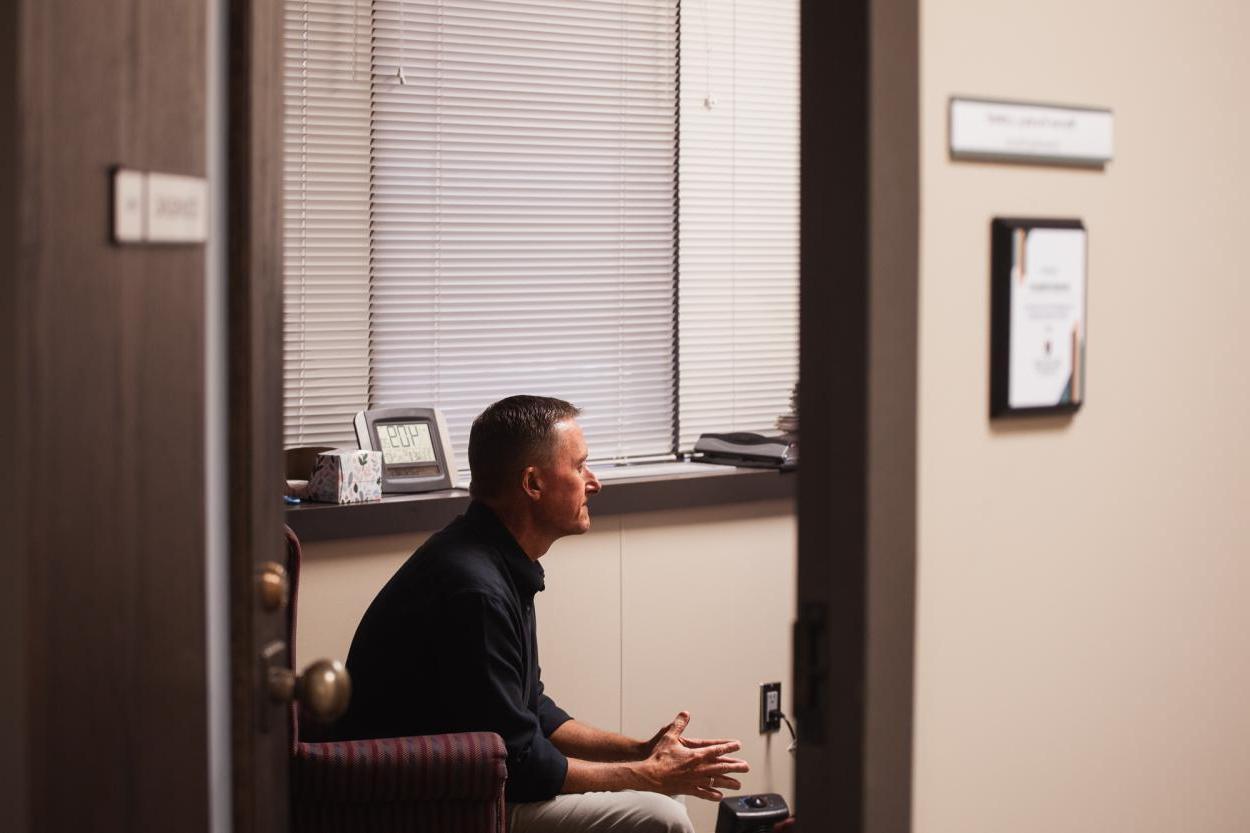 从他的门外望去，可以看到Myron Parsley坐在他的办公室里，就像他和一个学生一起工作一样. 帕斯利是十大网络娱乐平台注册咨询中心的心理健康咨询师, 为克里特岛校区的学生服务. 